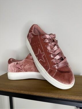 Madden Girl Starstrk low-top sneakers in a blush pink velvet material